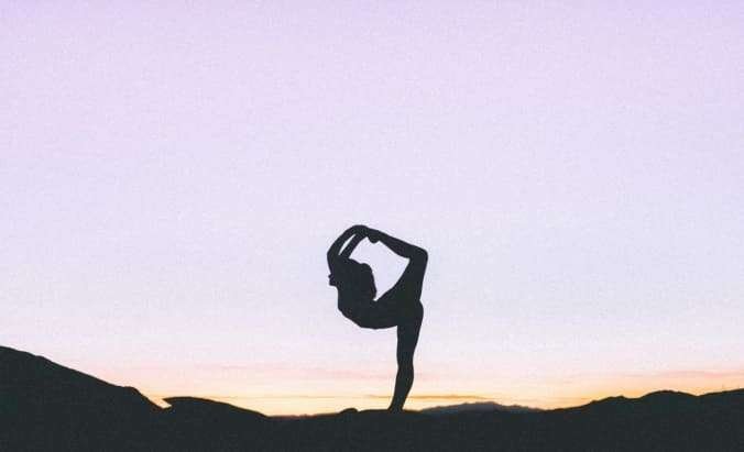 Silhouette de femme qui fait du yoga, thérapie holistique