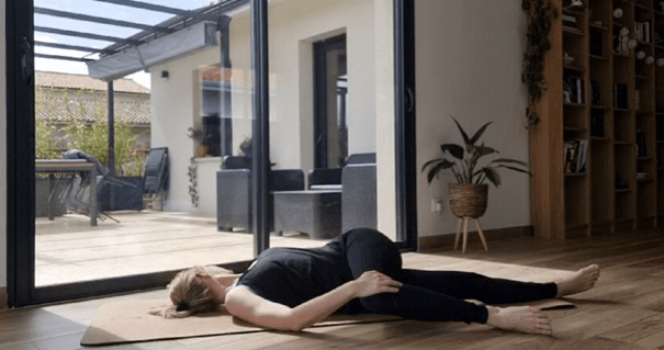 Yoga pour le dos, posture torsion allongée, C. Torsion allongée, Supta Matsyendrasana