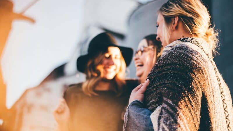 femmes qui rigolent ensemble